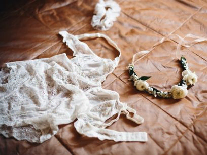 ropa interior de novia sobre cama deshecha